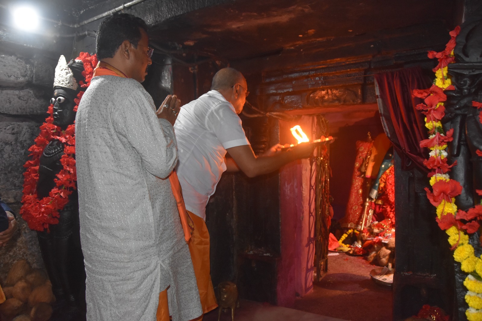 धर्मस्व एवं संस्कृति मंत्री बृजमोहन अग्रवाल ने मां दंतेश्वरी देवी की पूजा-अर्चना कर प्रदेशवासियों के सुख-समृद्धि और खुशहाली की कामना की धर्मस्व एवं संस्कृति मंत्री बृजमोहन अग्रवाल ने मां दंतेश्वरी देवी की पूजा-अर्चना कर प्रदेशवासियों के सुख-समृद्धि और खुशहाली की कामना की