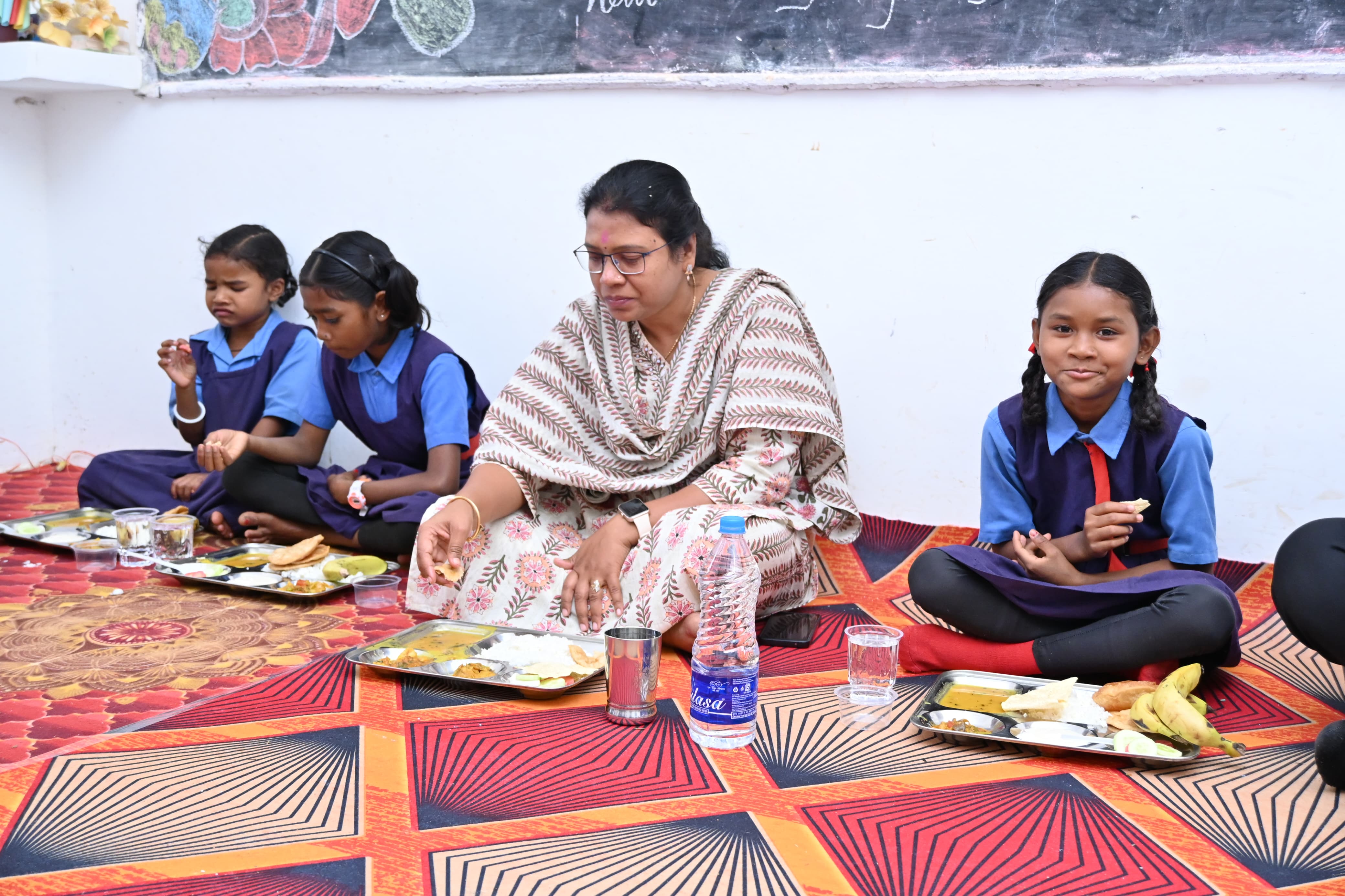 कलेक्टर ने ग्रामीण क्षेत्र के स्कूली बच्चों के साथ मनाया अपना जन्मदिन कलेक्टर ने ग्रामीण क्षेत्र के स्कूली बच्चों के साथ मनाया अपना जन्मदिन