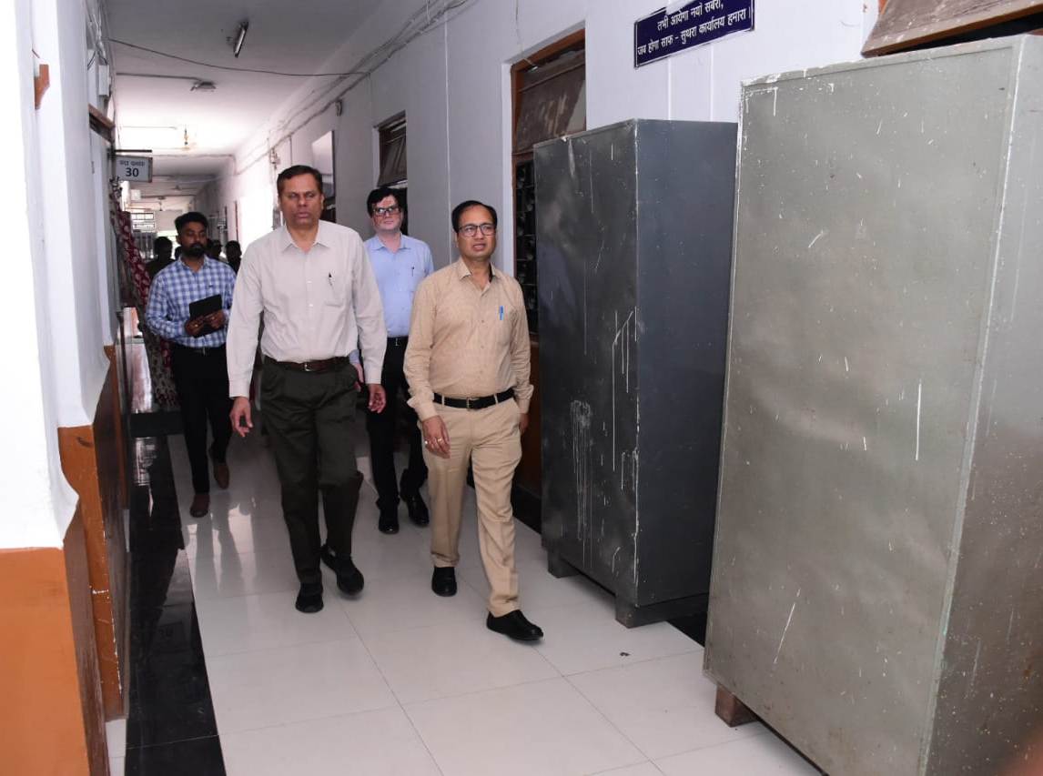 मीडिया सेंटर देखने पहुंचे संभागायुक्त मीडिया सेंटर देखने पहुंचे संभागायुक्त