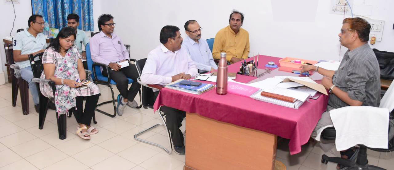 निर्वाचन आयोग द्वारा 10 सेवाओं को अधिसूचित कर डाक मतपत्र के माध्यम से मतदान करने की दी गई सुविधा निर्वाचन आयोग द्वारा 10 सेवाओं को अधिसूचित कर डाक मतपत्र के माध्यम से मतदान करने की दी गई सुविधा