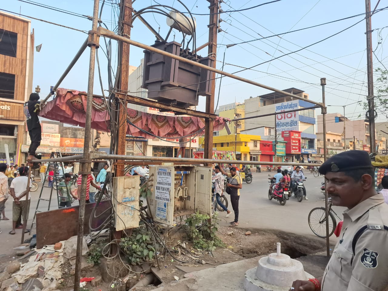 बाजार क्षेत्र में ट्रांसफार्मर घेर कर अवैध संचालित दुकान को हटाया गया बाजार क्षेत्र में ट्रांसफार्मर घेर कर अवैध संचालित दुकान को हटाया गया