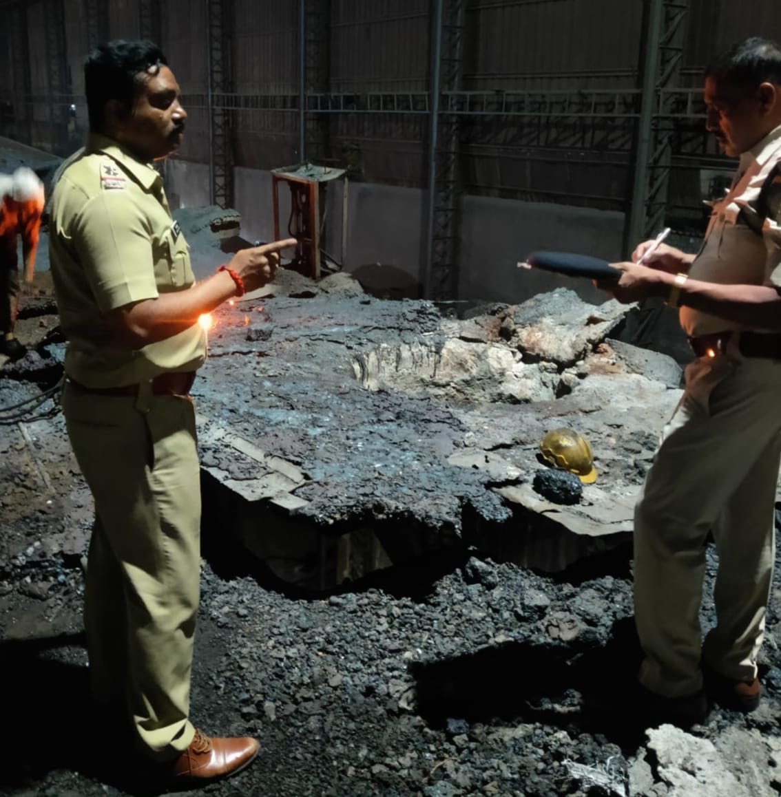 ब्लास्ट के बाद फर्नेस में गिरा मजदूर, मौत ब्लास्ट के बाद फर्नेस में गिरा मजदूर, मौत