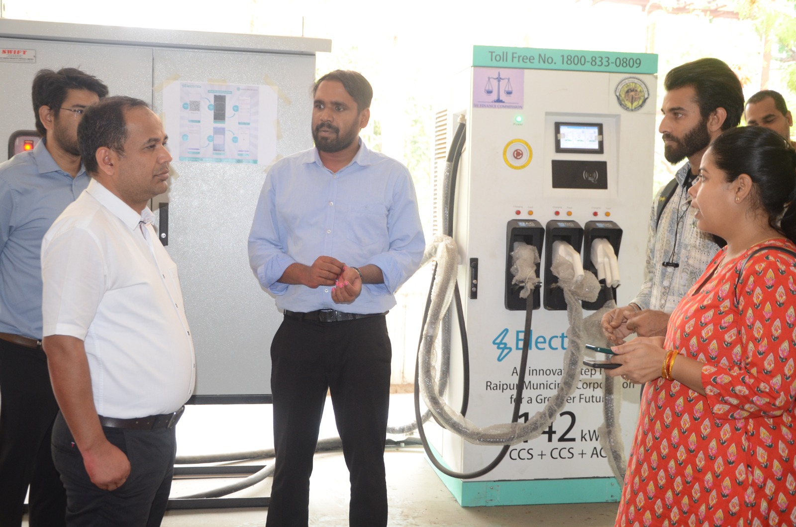 कलेक्टर डॉ. गौरव सिंह ने कलेक्ट्रेट मल्टीलेवल पार्किंग में स्थापित इलेक्ट्रिक चार्जिंग स्टेशन का किया निरीक्षण कलेक्टर डॉ. गौरव सिंह ने कलेक्ट्रेट मल्टीलेवल पार्किंग में स्थापित इलेक्ट्रिक चार्जिंग स्टेशन का किया निरीक्षण