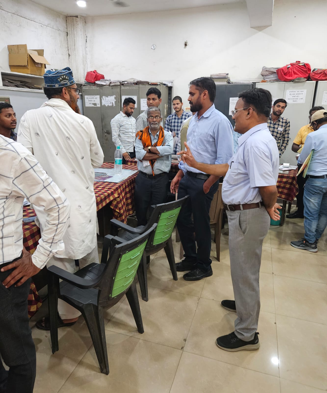 आयुक्त अबिनाश मिश्रा ने नगर निगम जोन 2 में राजस्व वसूली कार्य का निरीक्षण किया आयुक्त अबिनाश मिश्रा ने नगर निगम जोन 2 में राजस्व वसूली कार्य का निरीक्षण किया