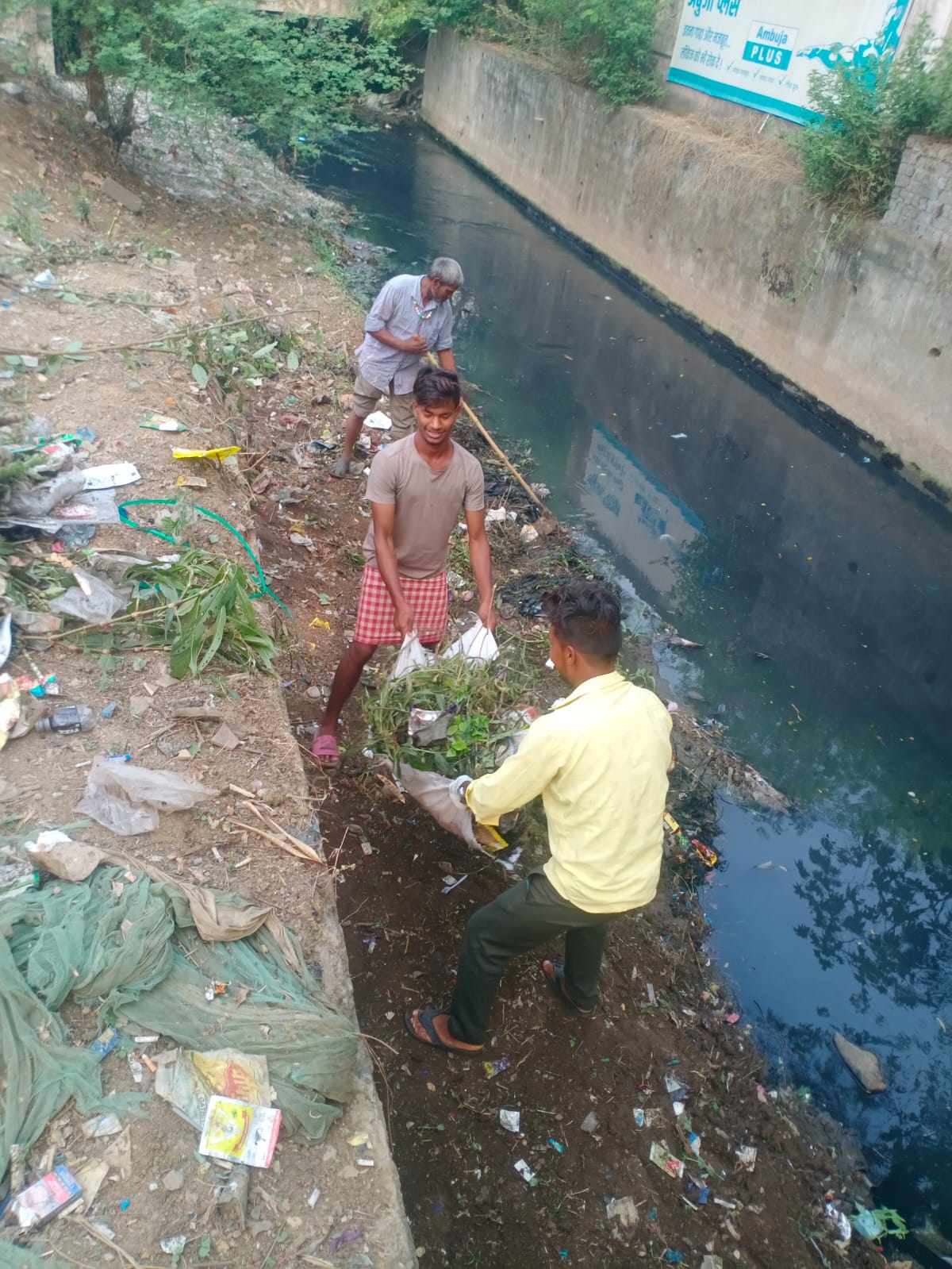 नगर निगम द्वारा बारिश पूर्व बड़े नालों की सफाई नगर निगम द्वारा बारिश पूर्व बड़े नालों की सफाई