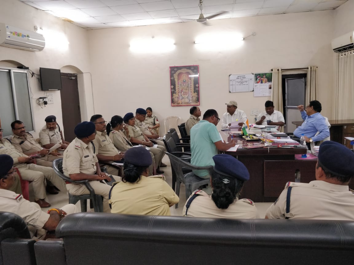 बाल विवाह रोकथाम के संबंध में एडीएम ने ली अधिकारियों की संयुक्त बैठक बाल विवाह रोकथाम के संबंध में एडीएम ने ली अधिकारियों की संयुक्त बैठक