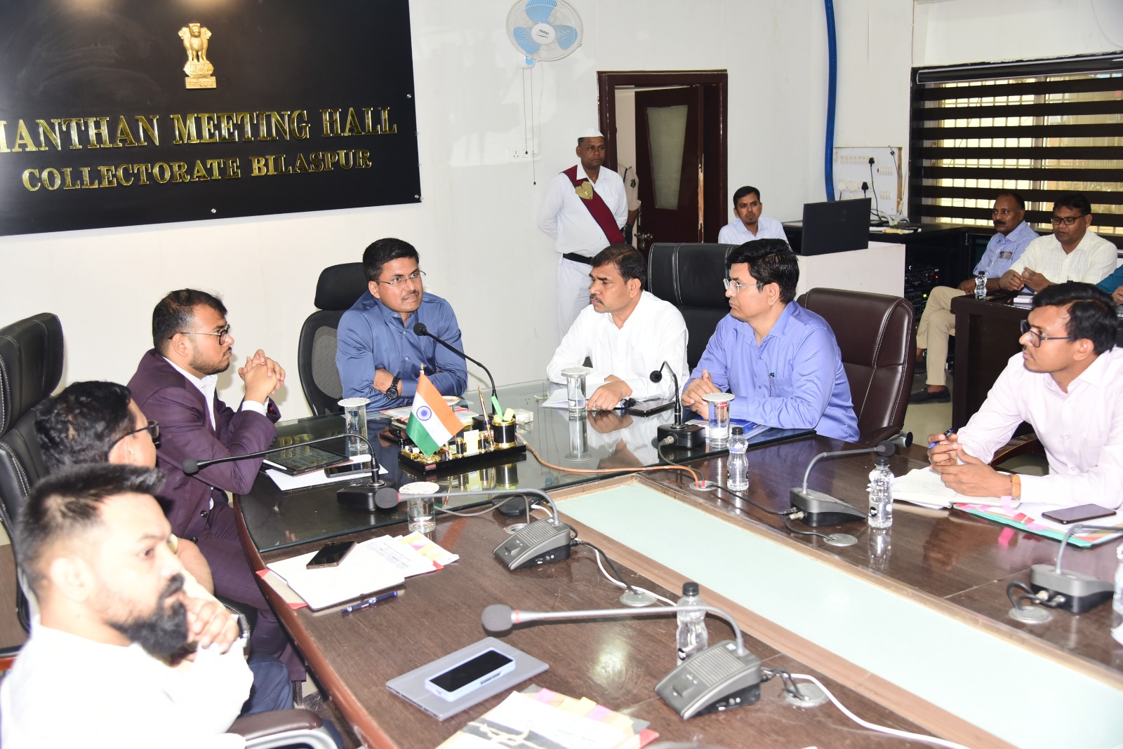 कलेक्टर ने टीएल बैठक में की चुनाव तैयारियां एवं लंबित मामलों की समीक्षा कलेक्टर ने टीएल बैठक में की चुनाव तैयारियां एवं लंबित मामलों की समीक्षा