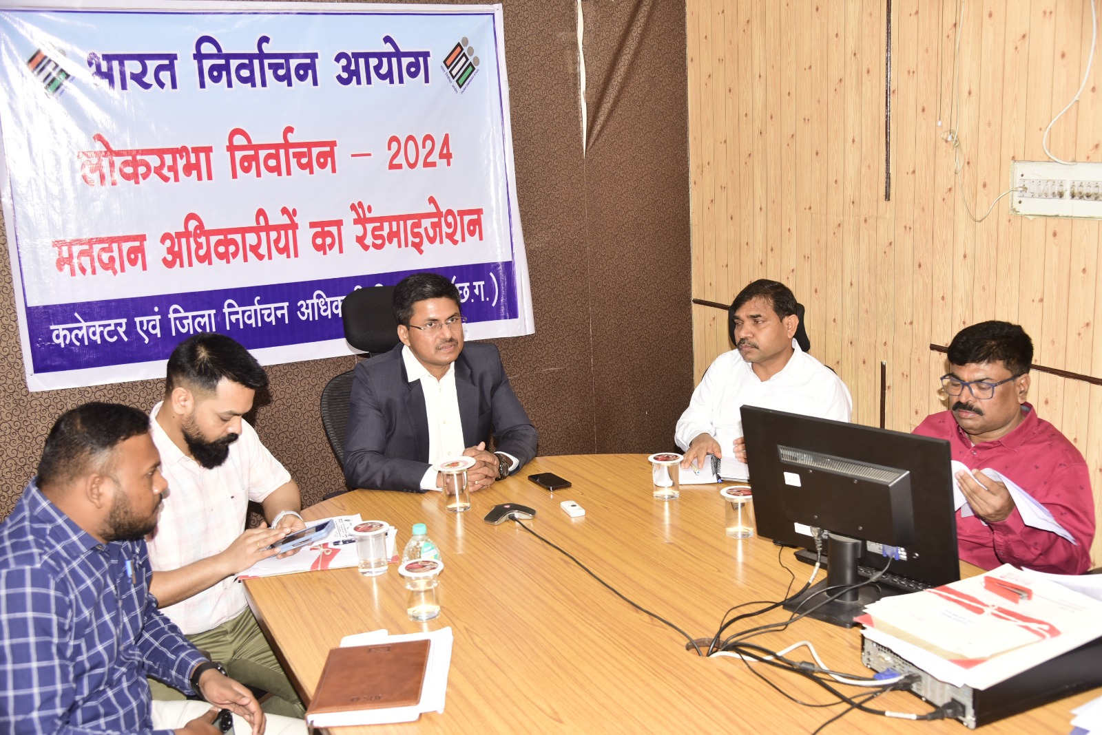 लगभग साढ़े 5 हजार कर्मचारी कराएंगे लोकसभा चुनाव लगभग साढ़े 5 हजार कर्मचारी कराएंगे लोकसभा चुनाव