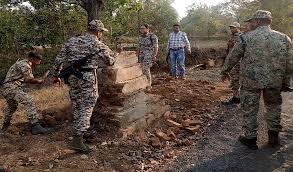 सुरक्षा बलों के साथ मुठभेड़ में तीन नक्सली मारे गए सुरक्षा बलों के साथ मुठभेड़ में तीन नक्सली मारे गए