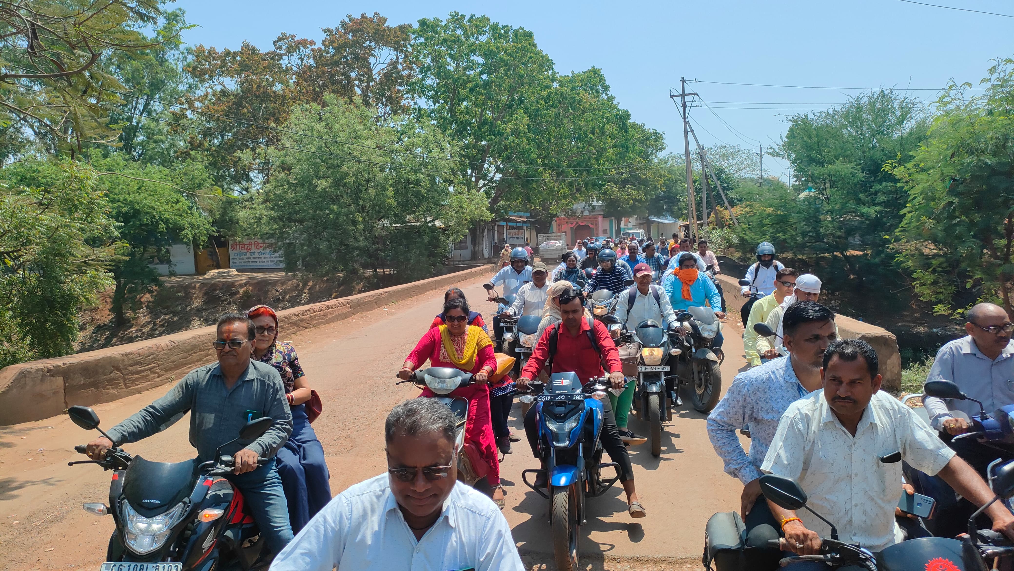 *अधिकारियों एवं कर्मचारियों ने रैली के माध्यम से दिया मतदाता जागरूकता का संदेश* *अधिकारियों एवं कर्मचारियों ने रैली के माध्यम से दिया मतदाता जागरूकता का संदेश*