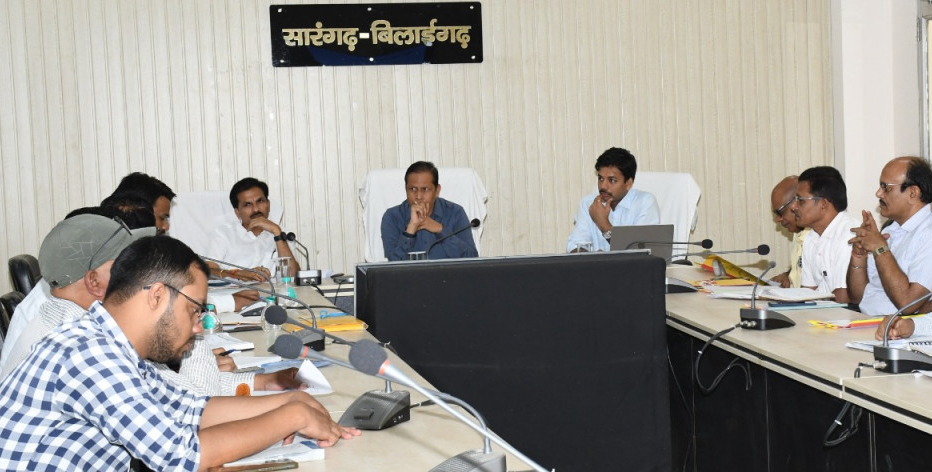 कलेक्टर धर्मेश साहू ने विद्युत, पेयजल, सौर ऊर्जा और समग्र शिक्षा हेतु बैठक ली कलेक्टर धर्मेश साहू ने विद्युत, पेयजल, सौर ऊर्जा और समग्र शिक्षा हेतु बैठक ली