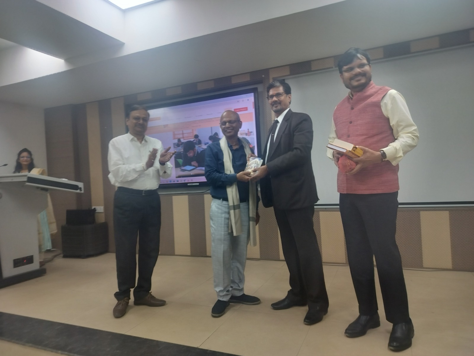 छात्र-छात्राओं के जीवन में उनका अध्ययन काल सर्वाधिक महत्वपूर्ण होता है - डॉ लक्ष्मीकांत बेहरा छात्र-छात्राओं के जीवन में उनका अध्ययन काल सर्वाधिक महत्वपूर्ण होता है - डॉ लक्ष्मीकांत बेहरा