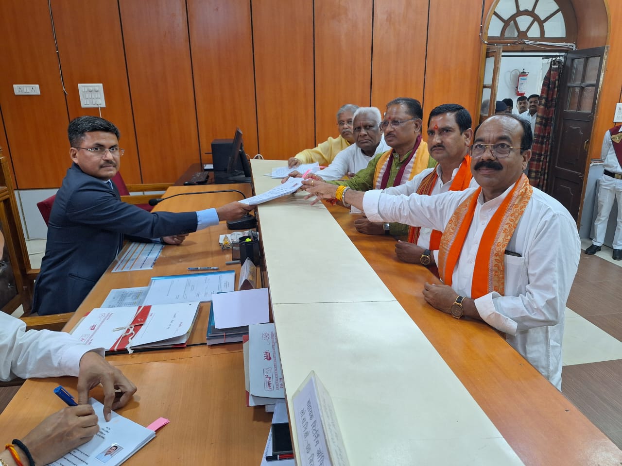 भाजपा प्रत्याशी तोखनराम साहू ने नामांकन पत्र के अतिरिक्त सेट जमा किए भाजपा प्रत्याशी तोखनराम साहू ने नामांकन पत्र के अतिरिक्त सेट जमा किए