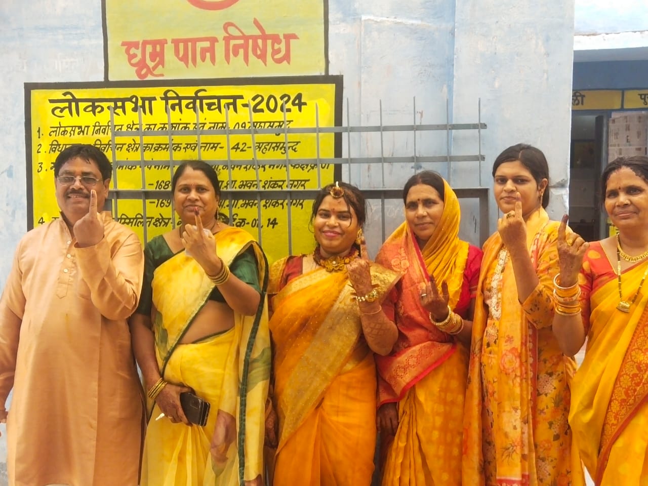 वैवाहिक रस्म के बीच मतदान करने पहुंची दुल्हन वैवाहिक रस्म के बीच मतदान करने पहुंची दुल्हन