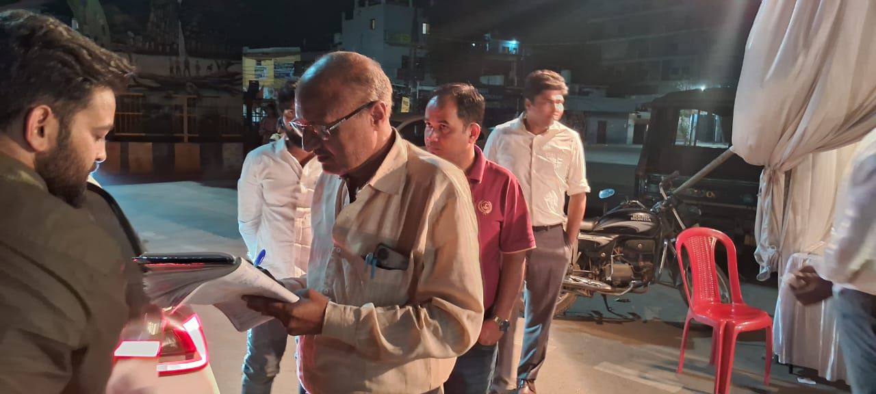 कलेक्टर पहुंचे देर रात को पहुंचे एसएसटी प्वाइंट, दिए आवश्यक निर्देश कलेक्टर पहुंचे देर रात को पहुंचे एसएसटी प्वाइंट, दिए आवश्यक निर्देश