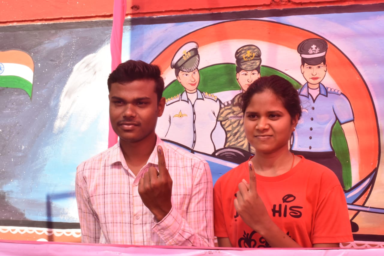 संगवारी आदर्श मतदान केन्द्र उमरादाह में युवा, बुजुर्ग एंव दिव्यांग मतदाताओ ने किया उत्साह के साथ मतदान* संगवारी आदर्श मतदान केन्द्र उमरादाह में युवा, बुजुर्ग एंव दिव्यांग मतदाताओ ने किया उत्साह के साथ मतदान*