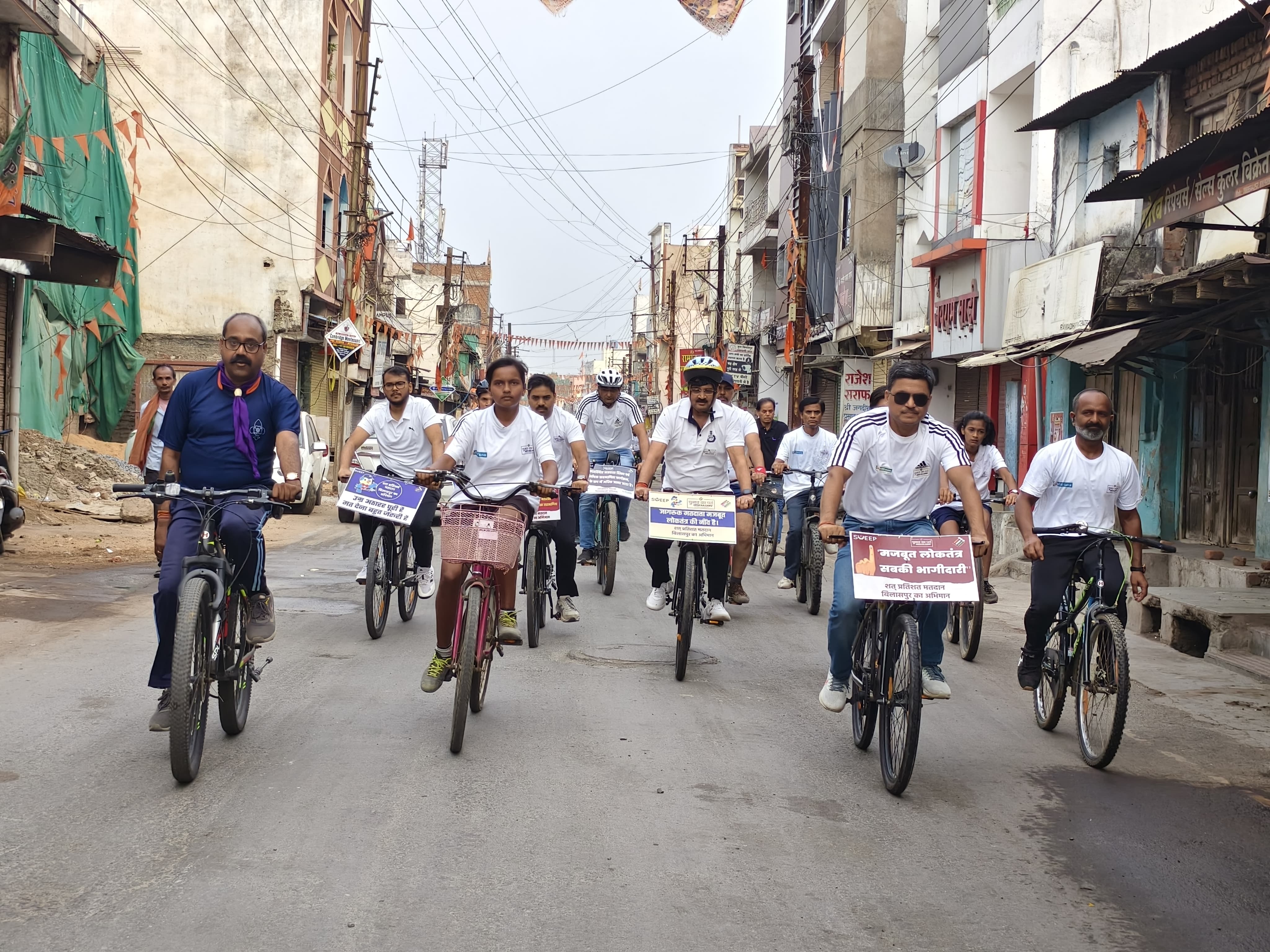 जब शहर की सड़कों पर कलेक्टर और एसपी ने चलाई साइकिल जब शहर की सड़कों पर कलेक्टर और एसपी ने चलाई साइकिल