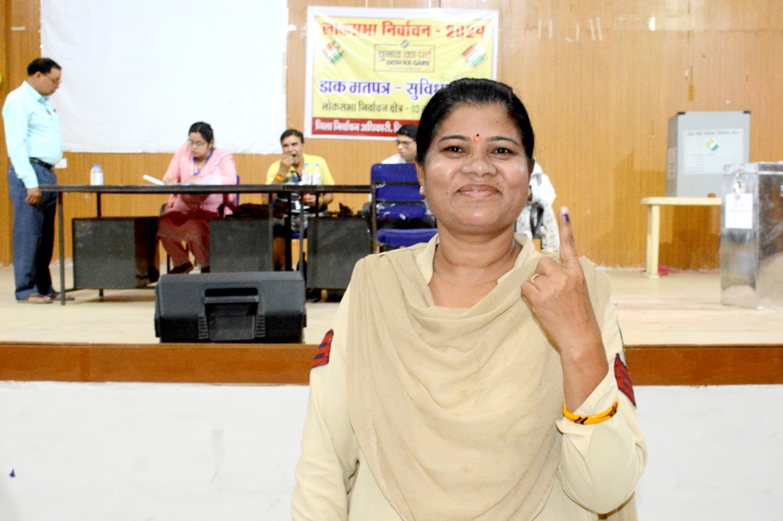 सुविधा केन्द्र में शासकीय सेवकों ने किया मताधिकार का प्रयोग सुविधा केन्द्र में शासकीय सेवकों ने किया मताधिकार का प्रयोग