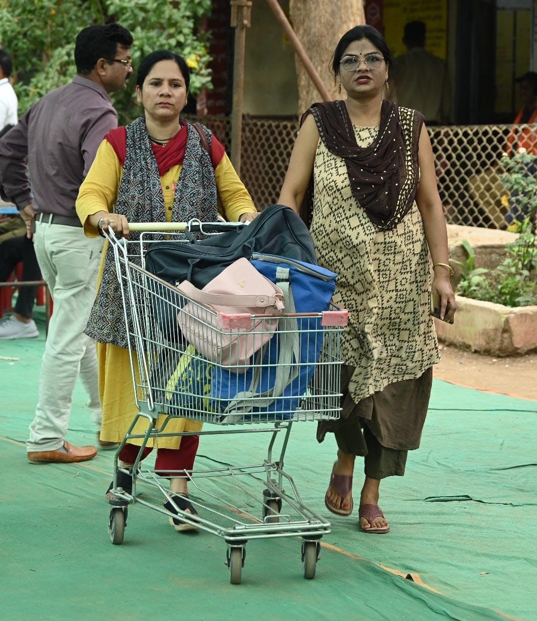 गुलाब फूल मिलते रहे, चेहरे में खिलखिलाहट छाई रही गुलाब फूल मिलते रहे, चेहरे में खिलखिलाहट छाई रही