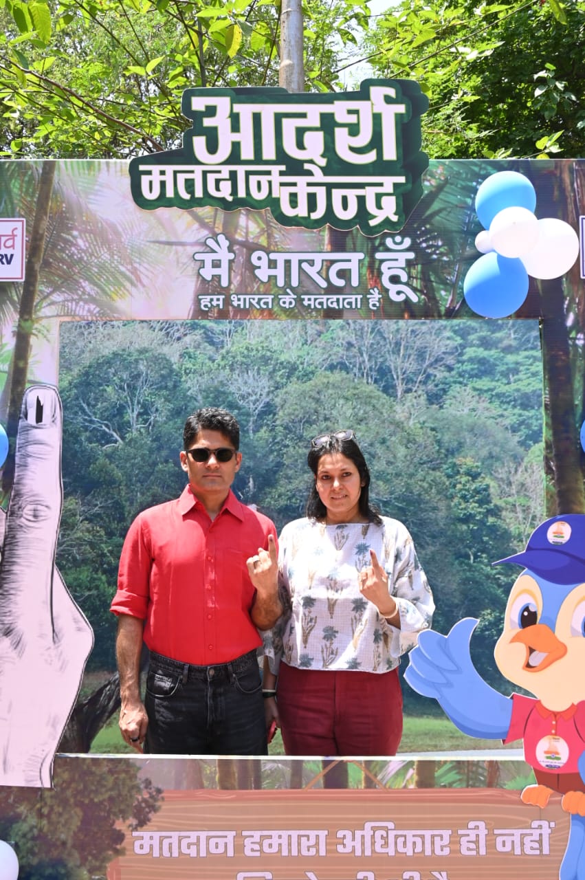 सचिव अविनाश चम्पावत ने पत्नी के साथ किया मतदान सचिव अविनाश चम्पावत ने पत्नी के साथ किया मतदान