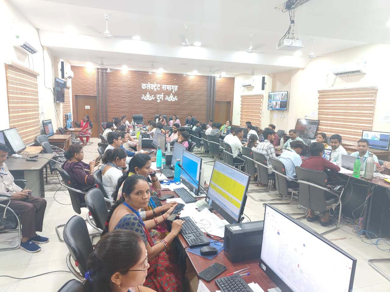 जिला कार्यालय के सभाकक्ष से वेबकास्टिंग कंट्रोल जिला कार्यालय के सभाकक्ष से वेबकास्टिंग कंट्रोल