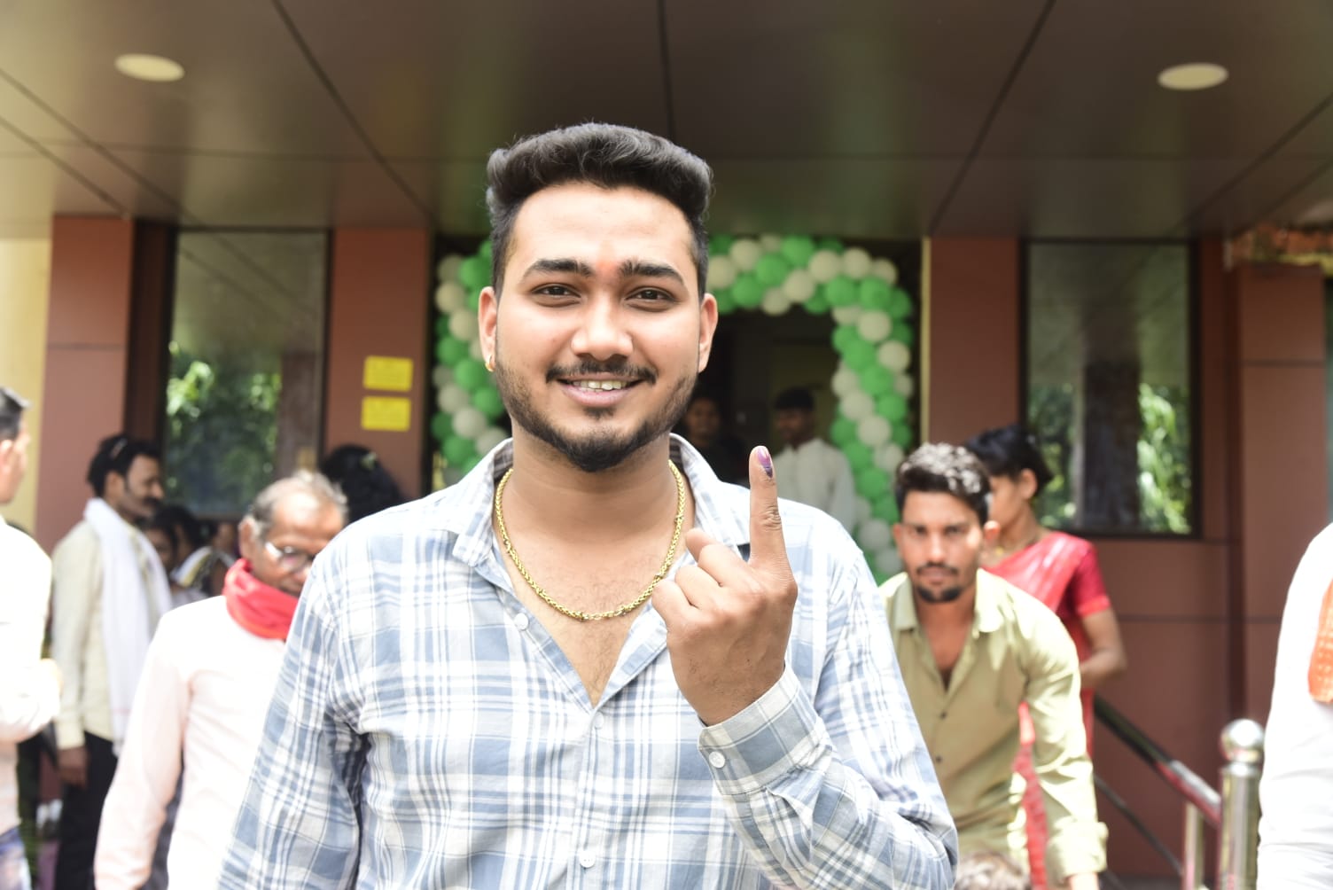 पहली बार वोट डालने आए युवा मतदाताओं ने जताई खुशी पहली बार वोट डालने आए युवा मतदाताओं ने जताई खुशी