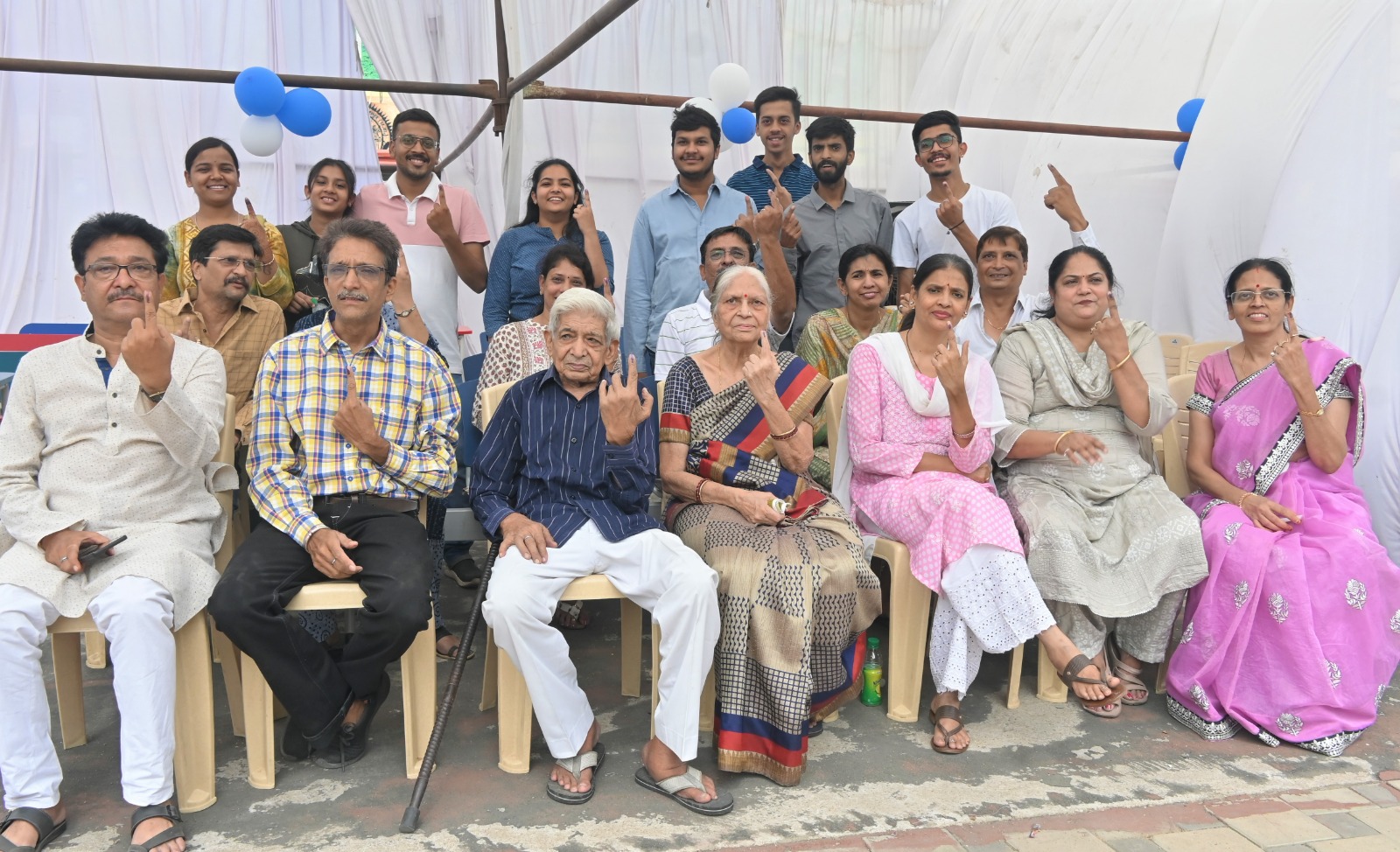 लोकतंत्र के पर्व में एक साथ सहभागी बने चार पीढ़ियां लोकतंत्र के पर्व में एक साथ सहभागी बने चार पीढ़ियां