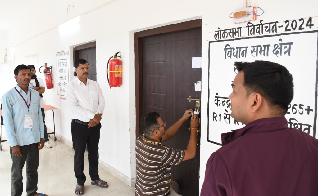 स्ट्रांग रूम की कड़ी सुरक्षा के लिए सुरक्षा बल तैनात, 4 जून को होगी मतगणना स्ट्रांग रूम की कड़ी सुरक्षा के लिए सुरक्षा बल तैनात, 4 जून को होगी मतगणना