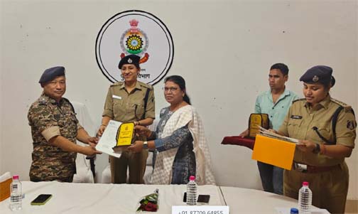 शांतिपूर्ण मतदान समापन पर एसपी और डीएम ने केन्द्रीय सशस्त्र बल के अधिकारियों को किया सम्मानित शांतिपूर्ण मतदान समापन पर एसपी और डीएम ने केन्द्रीय सशस्त्र बल के अधिकारियों को किया सम्मानित