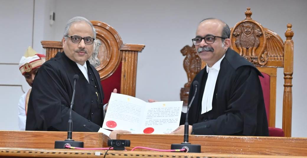 मुख्य न्यायाधीश रमेश सिन्हा ने एक स्थायी जज और दो एडिशनल जज को शपथ दिलाई मुख्य न्यायाधीश रमेश सिन्हा ने एक स्थायी जज और दो एडिशनल जज को शपथ दिलाई