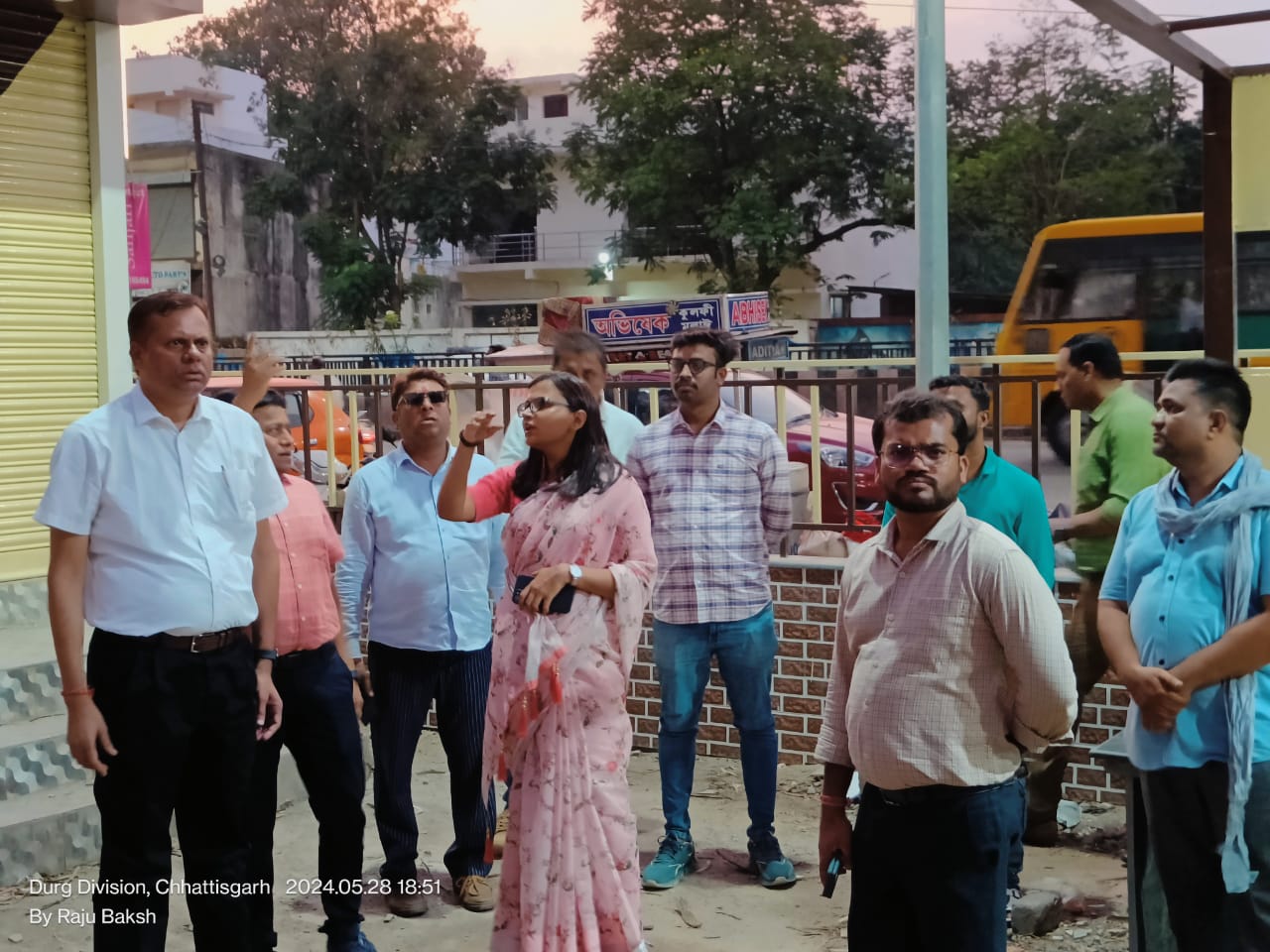 संभागायुक्त एवं कलेक्टर ने किया अधिकारियों के साथ निगम क्षेत्र के दुकानों का निरीक्षण संभागायुक्त एवं कलेक्टर ने किया अधिकारियों के साथ निगम क्षेत्र के दुकानों का निरीक्षण