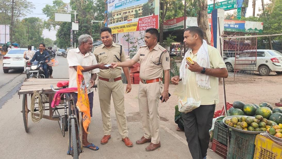 पुलिस की मानवीय पहल, लोगों को नौतपा में बांटी सामग्री पुलिस की मानवीय पहल, लोगों को नौतपा में बांटी सामग्री