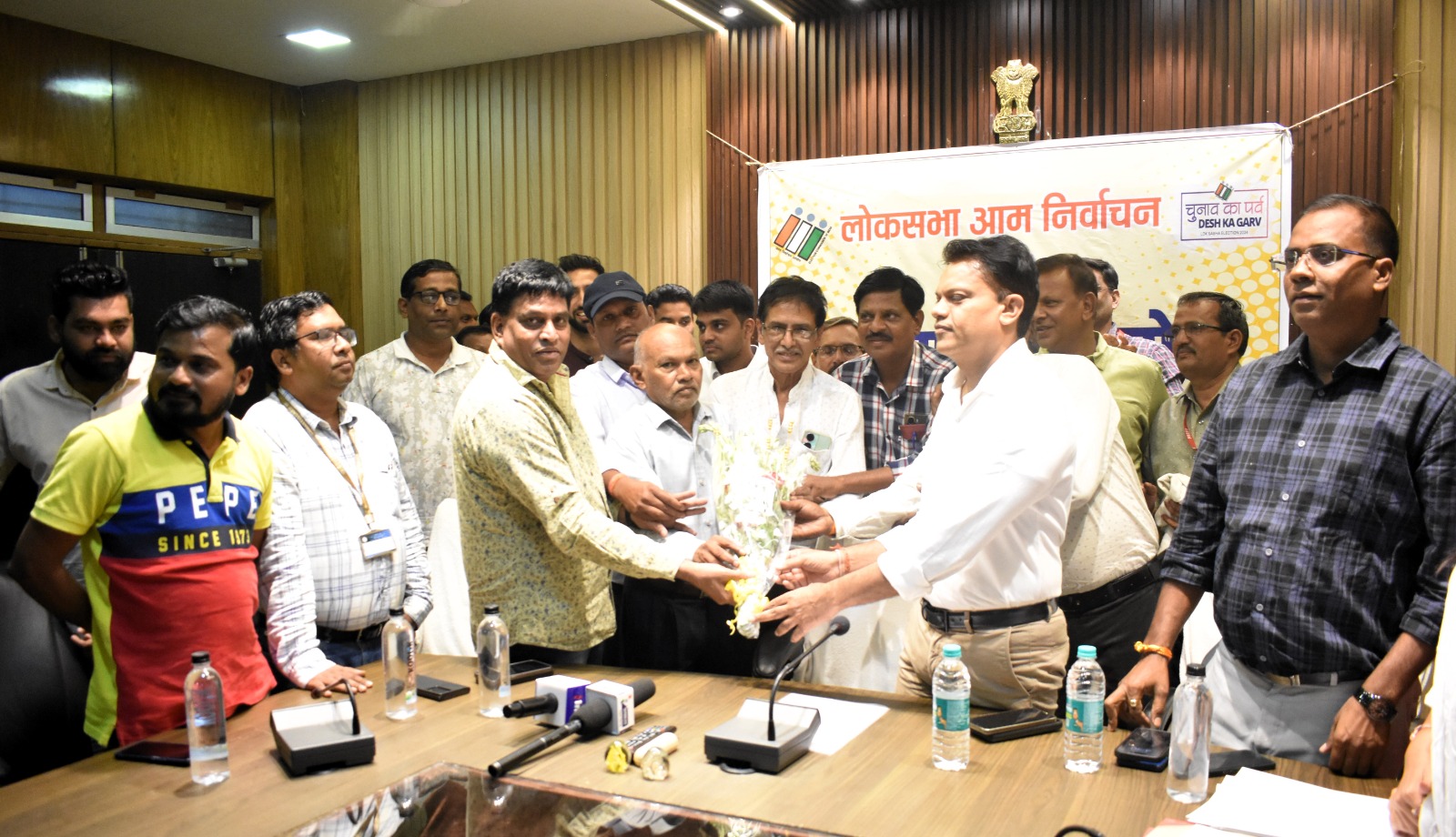 मीडिया प्रतिनिधियों एवं सीआरपीएफ के जवानों का किया गया सम्मान मीडिया प्रतिनिधियों एवं सीआरपीएफ के जवानों का किया गया सम्मान