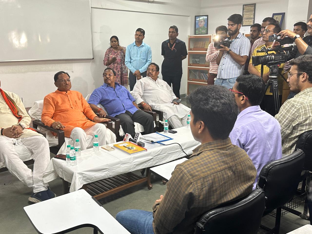 मुख्यमंत्री विष्णुदेव साय का ट्रायबल यूथ हॉस्टल का दौरा मुख्यमंत्री विष्णुदेव साय का ट्रायबल यूथ हॉस्टल का दौरा