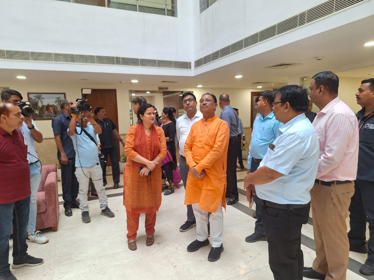 मुख्यमंत्री विष्णुदेव साय ने छत्तीसगढ़ निवास का लिया जायजा मुख्यमंत्री विष्णुदेव साय ने छत्तीसगढ़ निवास का लिया जायजा