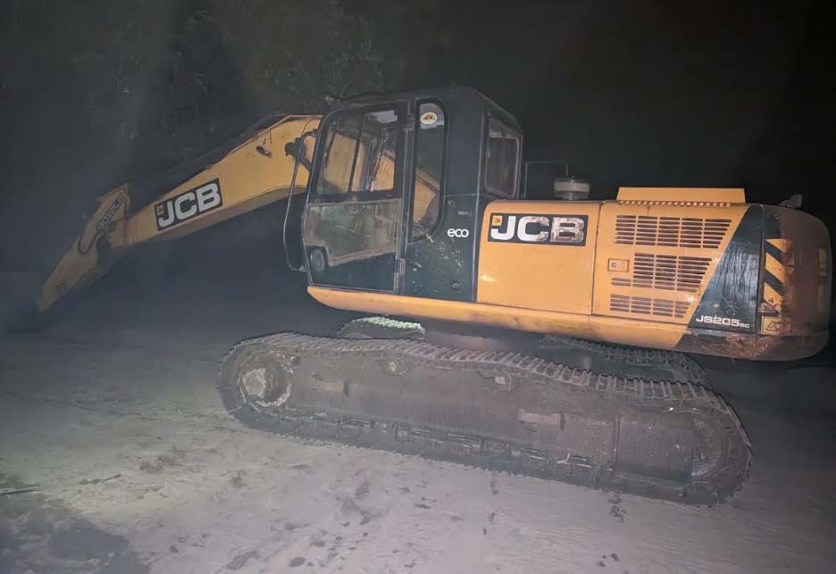 अवैध रूप से रेत का उत्खनन, दो पोकलेन सहित 4 हाईवा की हुई जब्ती अवैध रूप से रेत का उत्खनन, दो पोकलेन सहित 4 हाईवा की हुई जब्ती