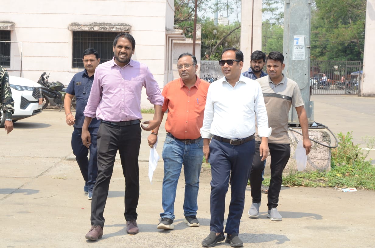 कलेक्टर डॉ. गौरव कुमार सिंह ने किया आमानाका ई-बस डिपो का निरीक्षण कलेक्टर डॉ. गौरव कुमार सिंह ने किया आमानाका ई-बस डिपो का निरीक्षण