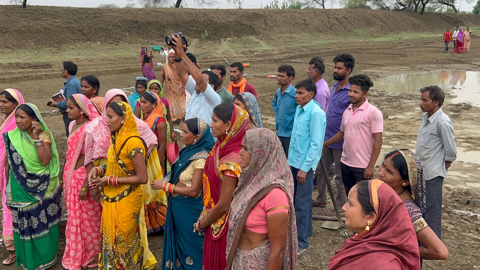 कलेक्टर डॉ. सिंह ने पूछा-सब बने बने ग्रामीणों ने हस्ते हुए कहा -सब बने हे साहब कलेक्टर डॉ. सिंह ने पूछा-सब बने बने ग्रामीणों ने हस्ते हुए कहा -सब बने हे साहब