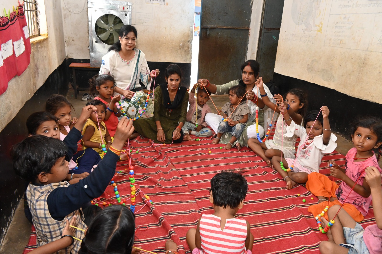 नन्हे मुन्ने बच्चों को आंगनबाड़ी केन्द्र में मिल रही शीतल हवा नन्हे मुन्ने बच्चों को आंगनबाड़ी केन्द्र में मिल रही शीतल हवा