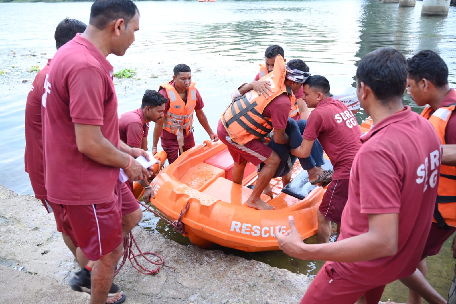 बाढ़ आपदा से बचाव हेतु एसडीआरएफ़ ने किया शिवनाथ नदी में मॉकड्रिल बाढ़ आपदा से बचाव हेतु एसडीआरएफ़ ने किया शिवनाथ नदी में मॉकड्रिल