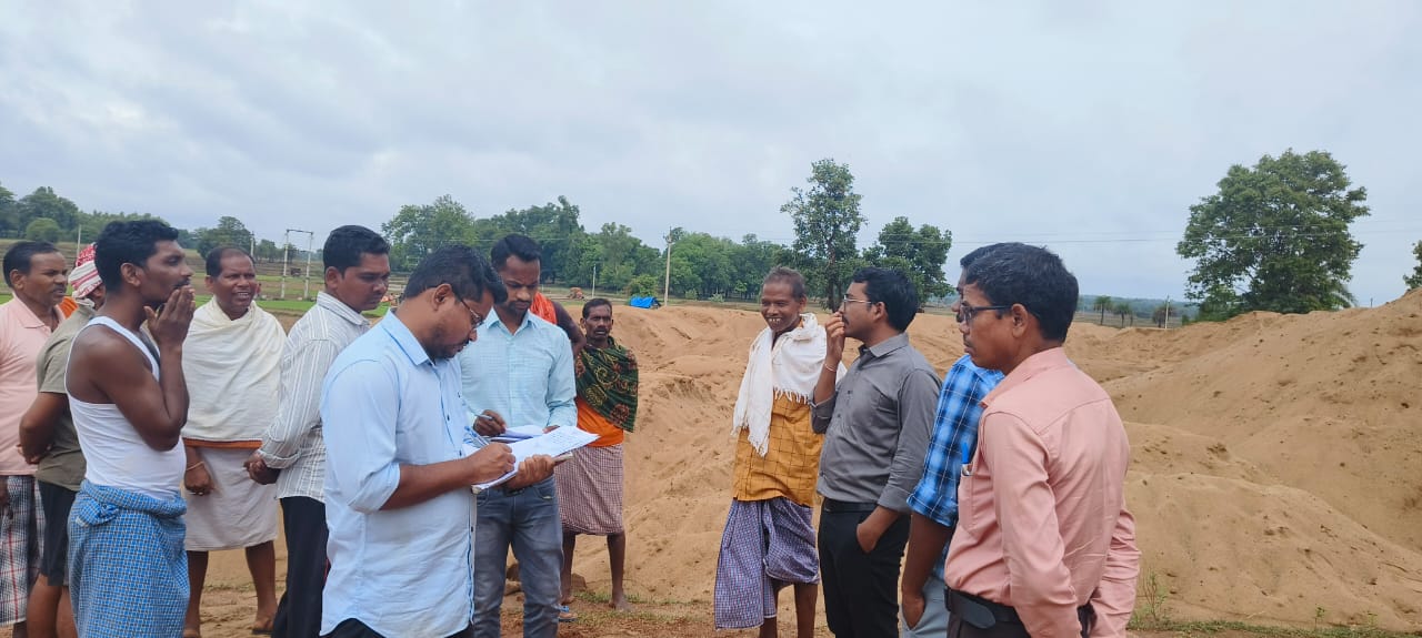 धामनपुर में दो स्थानों से लगभग 170 हाइवा रेत जब्त धामनपुर में दो स्थानों से लगभग 170 हाइवा रेत जब्त