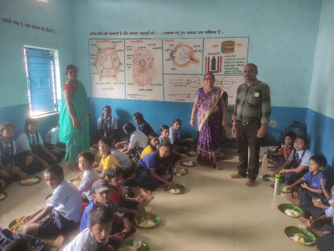 चंदखुरी फार्म स्कूल में शाला प्रवेशोत्सव के अवसर पर विद्यार्थियों को दिया गया न्योता भोज चंदखुरी फार्म स्कूल में शाला प्रवेशोत्सव के अवसर पर विद्यार्थियों को दिया गया न्योता भोज