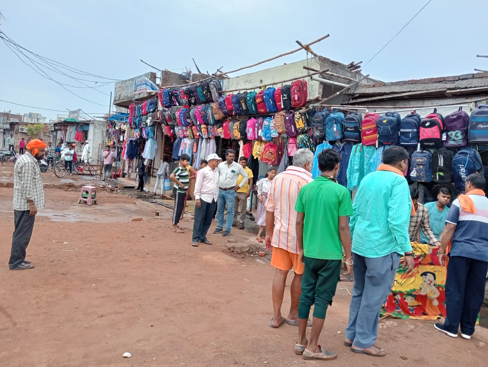 सड़क जाम करके व्यापार करने वाले व्यापारियों पर कार्रवाई की गई सड़क जाम करके व्यापार करने वाले व्यापारियों पर कार्रवाई की गई