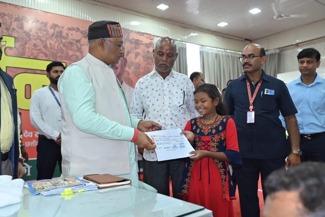 आर्थिक रूप से कमजोर दिव्यांग बच्ची के ऑपरेशन में डॉक्टर्स ने बताया डेढ़ लाख का खर्च..मुख्यमंत्री को जनदर्शन में पता चलते ही एक घंटे के अंदर मिला चेक आर्थिक रूप से कमजोर दिव्यांग बच्ची के ऑपरेशन में डॉक्टर्स ने बताया डेढ़ लाख का खर्च..मुख्यमंत्री को जनदर्शन में पता चलते ही एक घंटे के अंदर मिला चेक