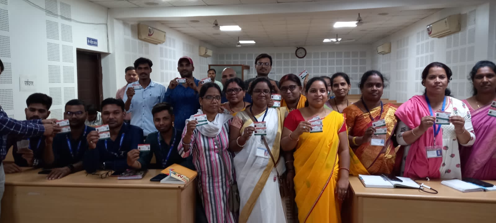 पूर्व में बने 50 हजार आयुष्मान कार्ड मितानीन घर-घर जाकर बांटेगी, पूर्व में बने 50 हजार आयुष्मान कार्ड मितानीन घर-घर जाकर बांटेगी,