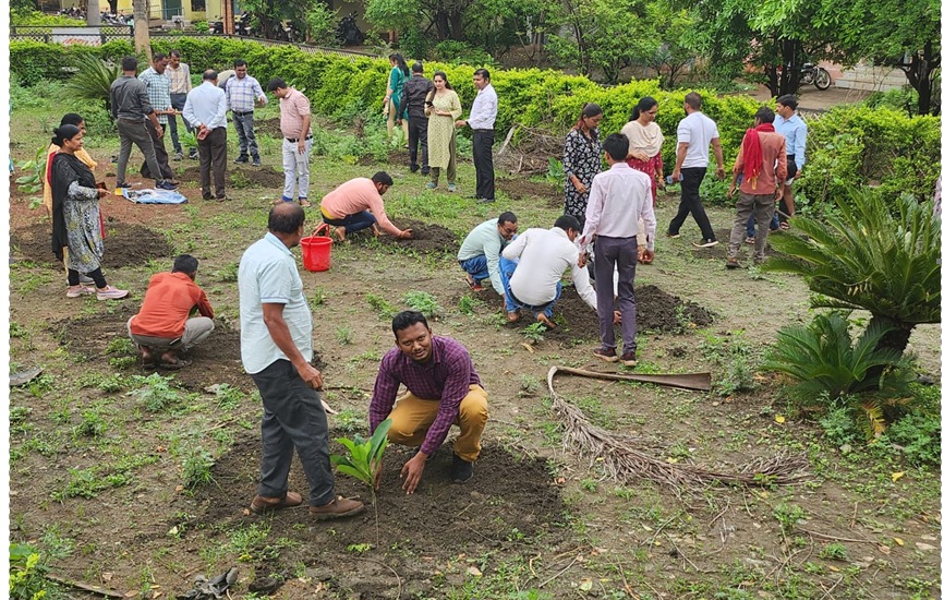 एक पेड़ मां के नाम अभियान:गांव, स्कूल, आंगनबाड़ी और शासकीय भवनों में वृ़क्षारोपण एक पेड़ मां के नाम अभियान:गांव, स्कूल, आंगनबाड़ी और शासकीय भवनों में वृ़क्षारोपण