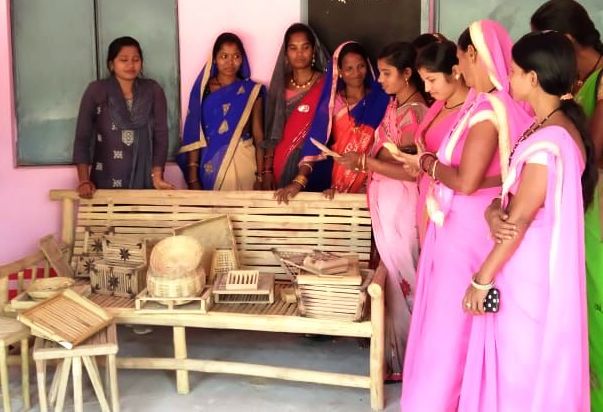 विशेष पिछड़ी जनजाति की कमार महिलाएं गढ़ रही है विकास की गाथा विशेष पिछड़ी जनजाति की कमार महिलाएं गढ़ रही है विकास की गाथा