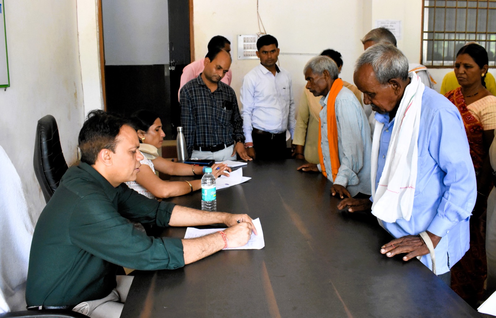 कलेक्टर ने जनदर्शन में सुनी आम लोगों की समस्याएं, त्वरित कार्यवाही के दिए निर्देश कलेक्टर ने जनदर्शन में सुनी आम लोगों की समस्याएं, त्वरित कार्यवाही के दिए निर्देश