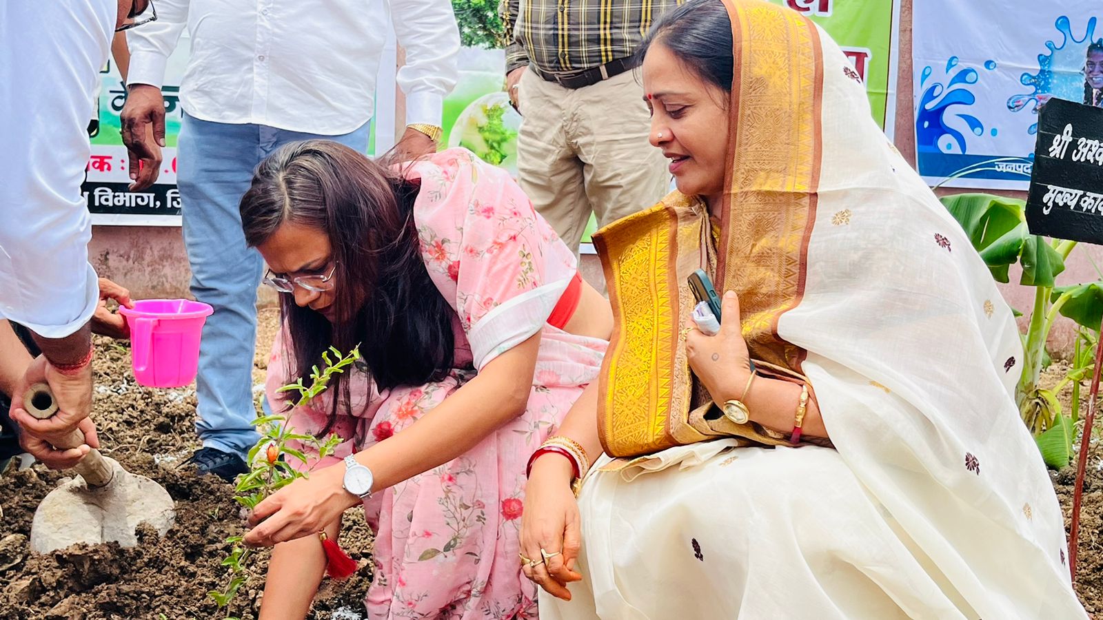 बेटी बचाओ बेटी पढ़ाओ के तहत बेटियों के नाम पर वृक्षारोपण सेल्फी विथ लाडो व सेल्फी विथ मां का आयोजन बेटी बचाओ बेटी पढ़ाओ के तहत बेटियों के नाम पर वृक्षारोपण सेल्फी विथ लाडो व सेल्फी विथ मां का आयोजन