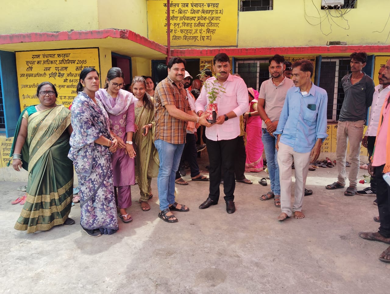 एक वृक्ष माँ के नाम अभियान के तहत बेलतरा विधायक श्री सुशांत शुक्ला ने रोपा पौधा एक वृक्ष माँ के नाम अभियान के तहत बेलतरा विधायक श्री सुशांत शुक्ला ने रोपा पौधा